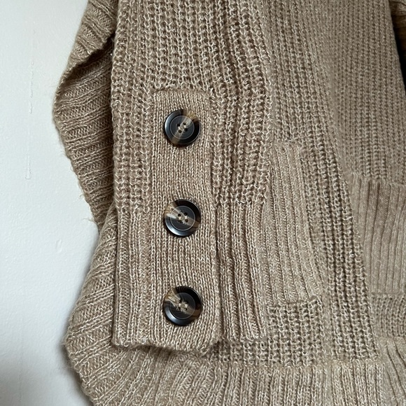 Francesca’s poncho - Picture 3 of 6